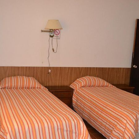 Hotel Victoria Hanga Roa Extérieur photo
