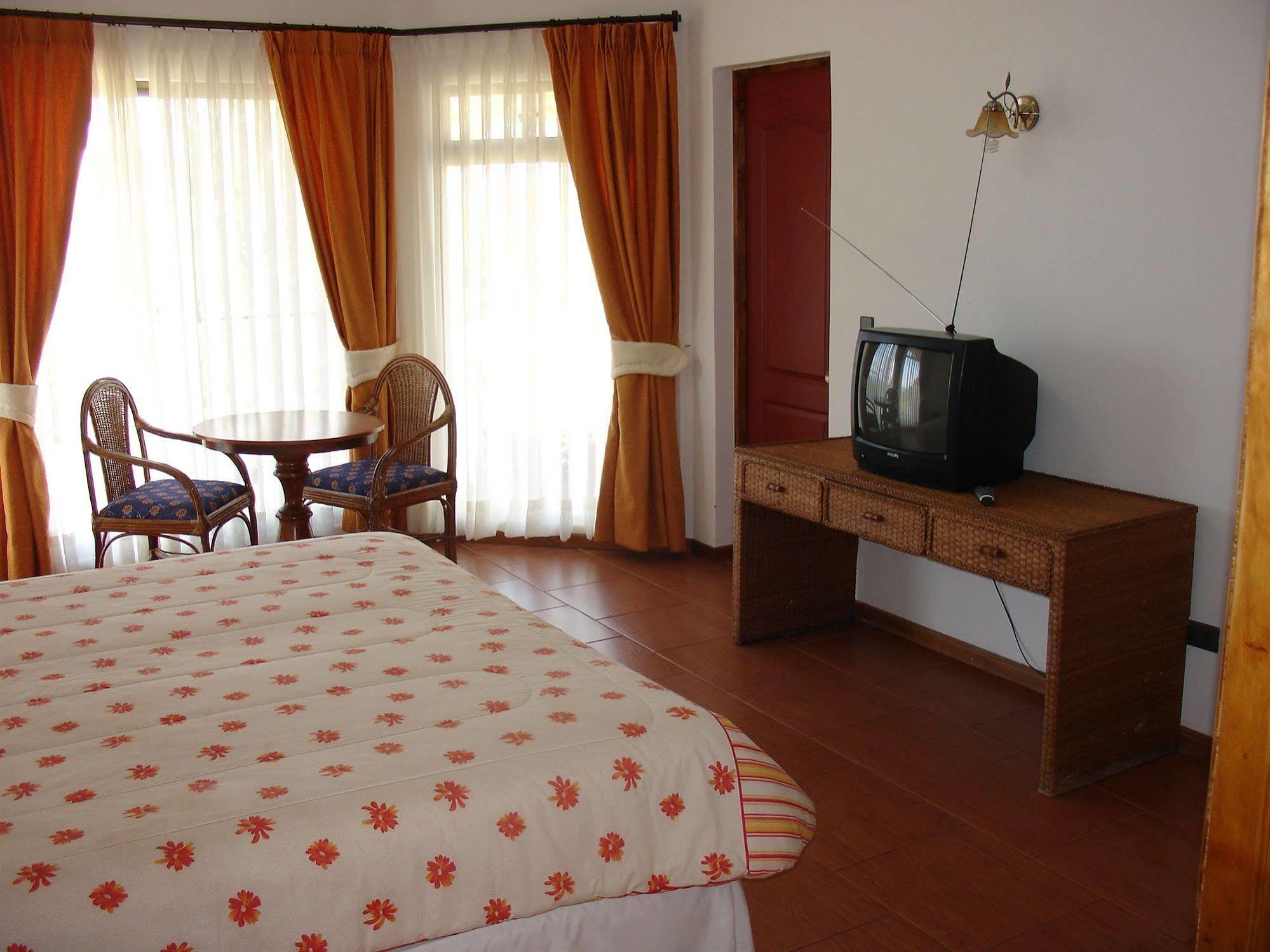 Hotel Victoria Hanga Roa Extérieur photo