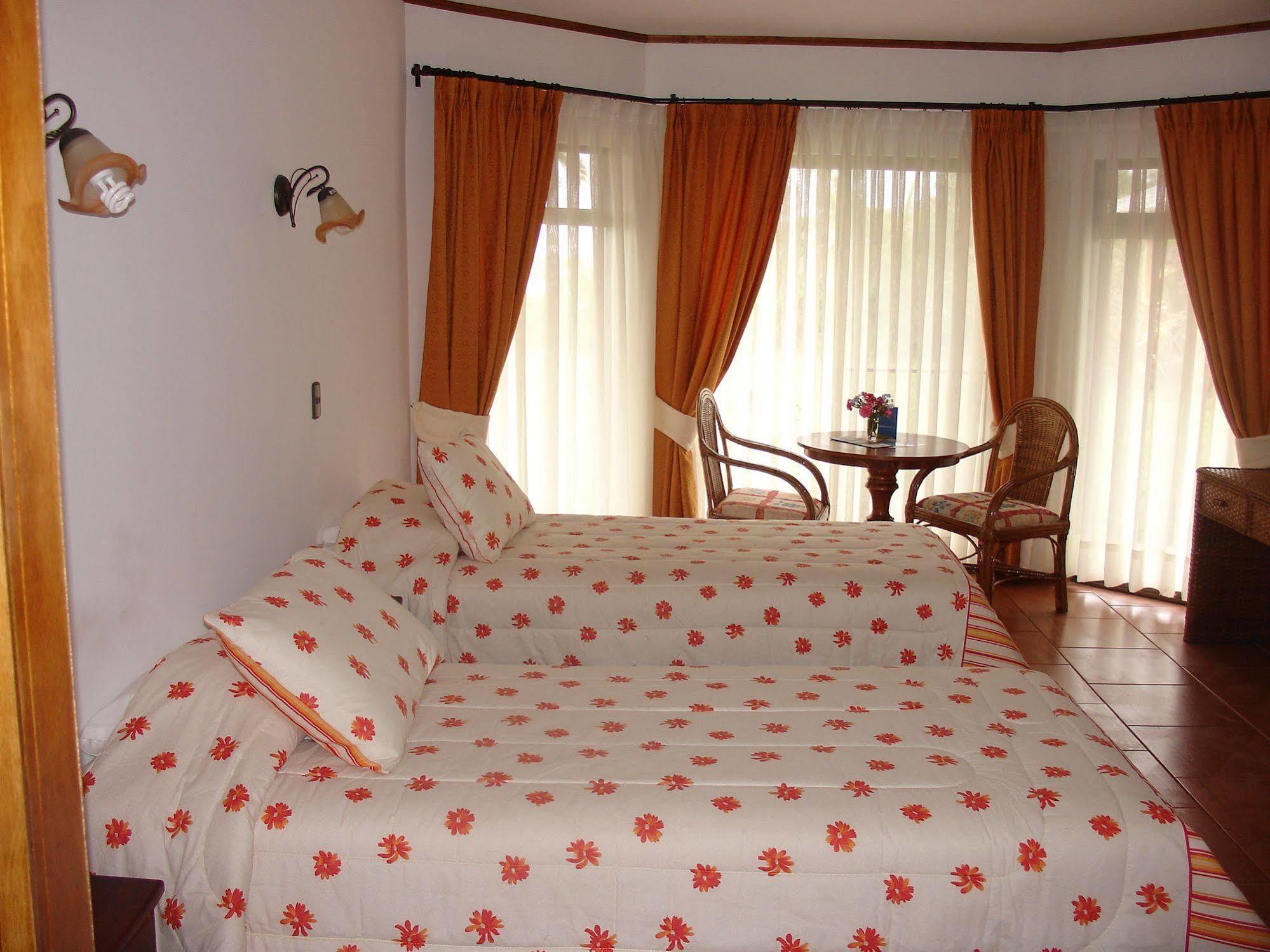 Hotel Victoria Hanga Roa Extérieur photo