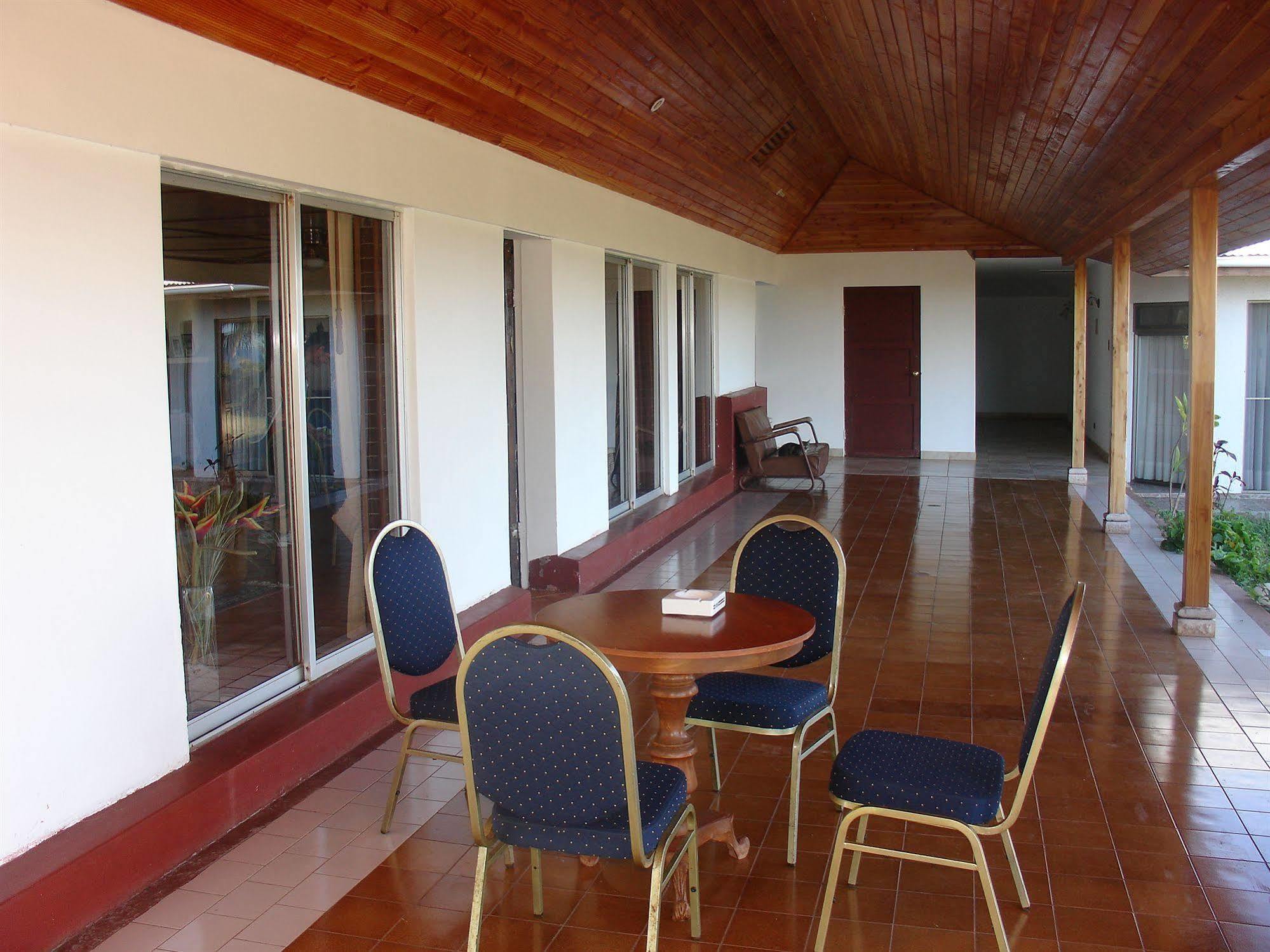 Hotel Victoria Hanga Roa Extérieur photo