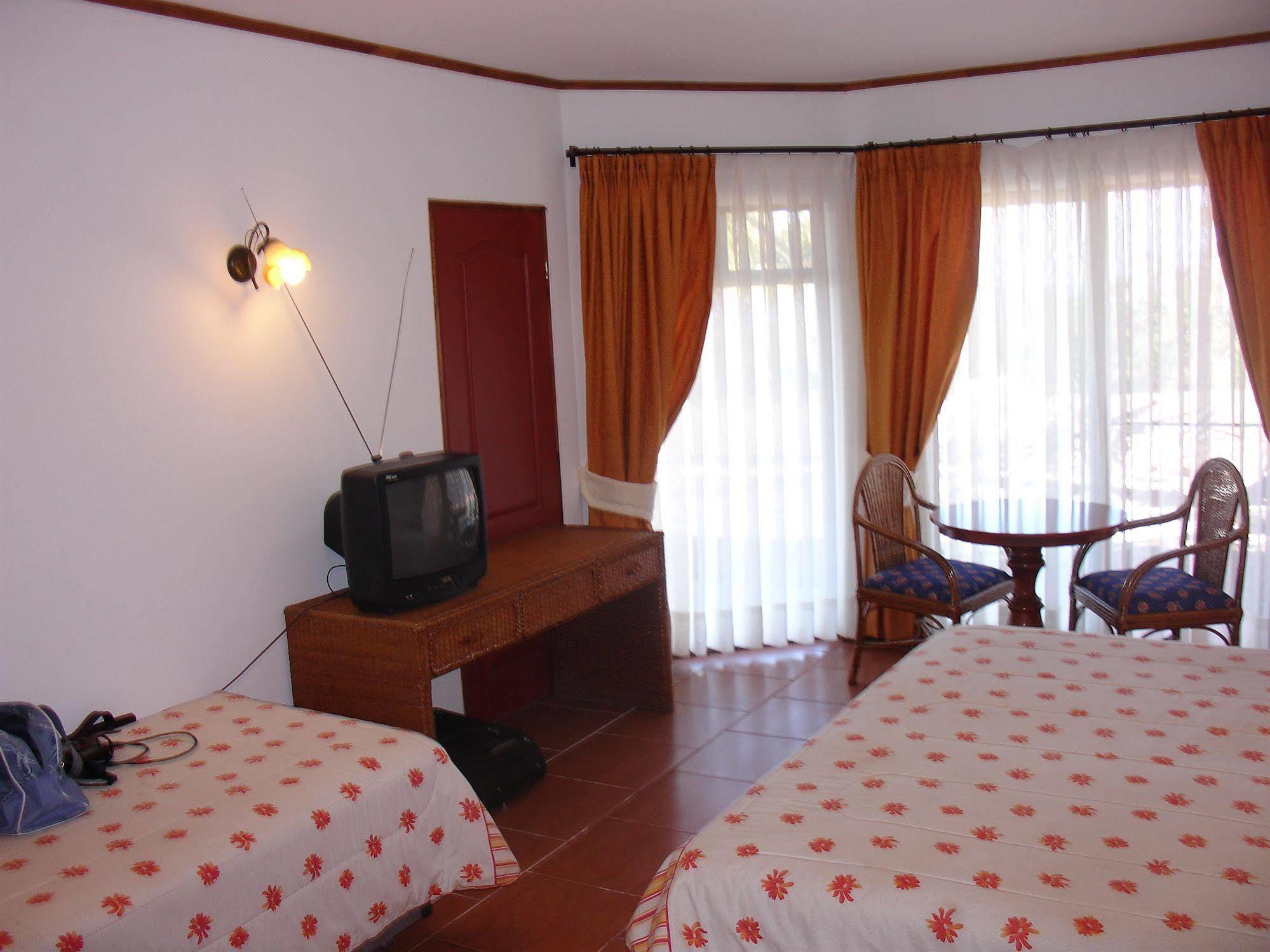 Hotel Victoria Hanga Roa Extérieur photo